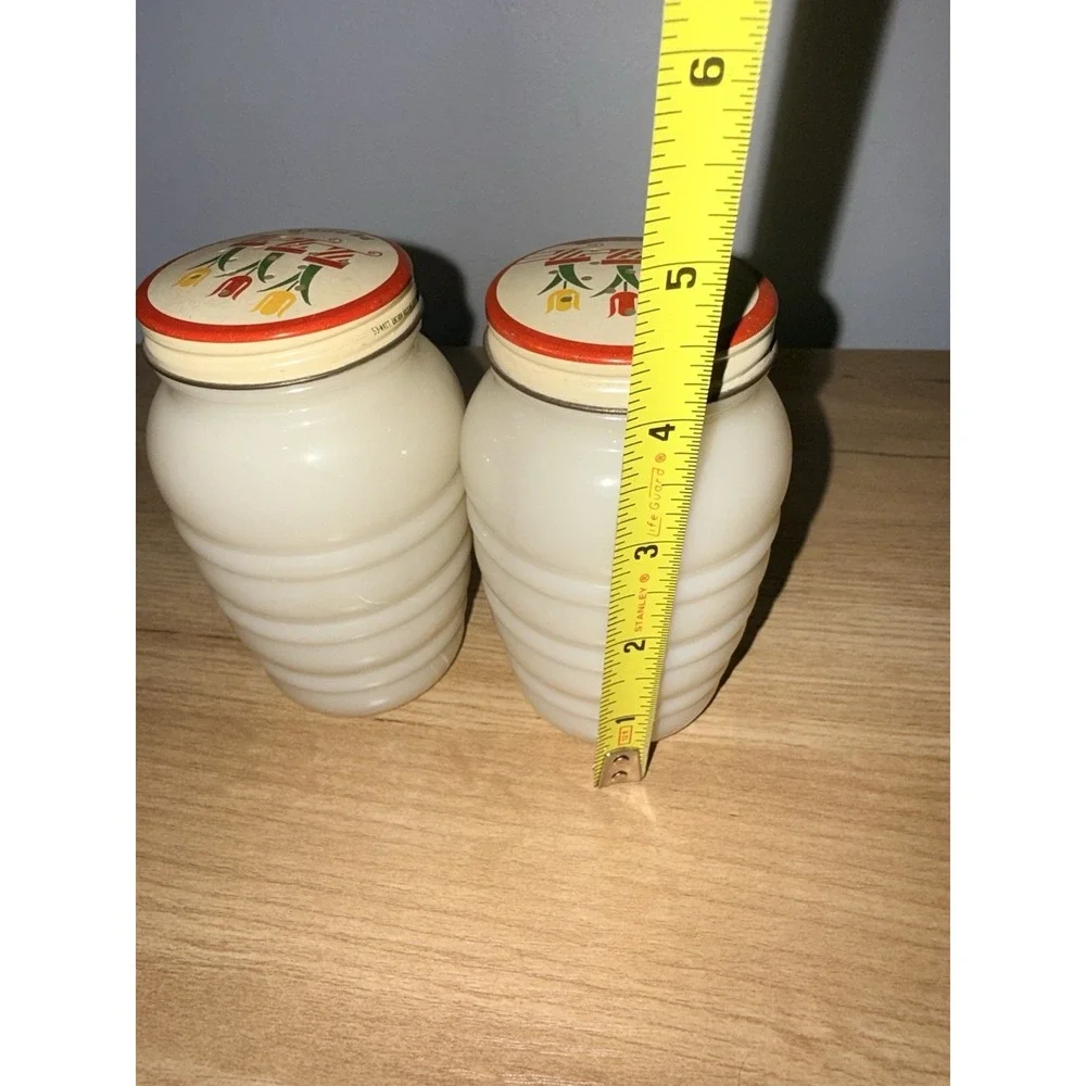 Vintage Fire King Anchor Hocking Custard Glass Salt & Pepper Shakers Tulip Lids‎